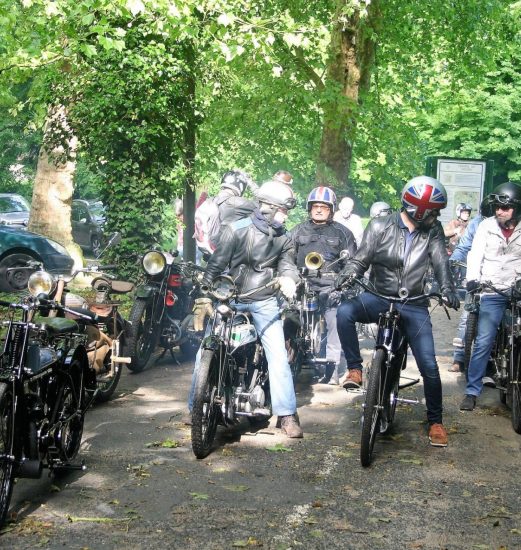 peparatif du depart pour les courroies de gauche a droite Peugeot p 102, triumph type H, douglas type L, motobecane MB1, motobecane MB2